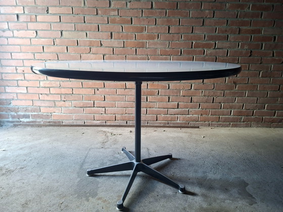Eames Tisch 650 – Herman Miller, Tische, Plastic, Aluminium (photo 2 of 13)