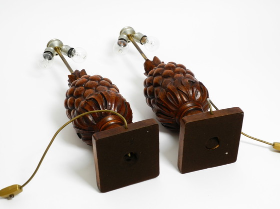 Image 1 of Pareja de grandes lámparas de sobremesa "Piña" de madera de pino teñida, muy decorativas, de estilo Mid Century Modern.
