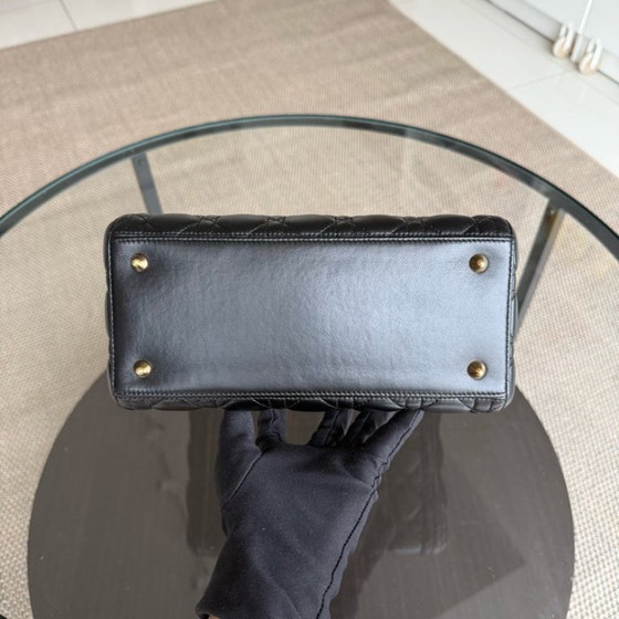 Image 1 of Dior Lady Medium - Pelle di agnello Canange, finiture nere e dorate.