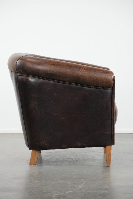 Image 1 of Karaktervolle clubfauteuil gemaakt van schapenleer met een mooi patina
