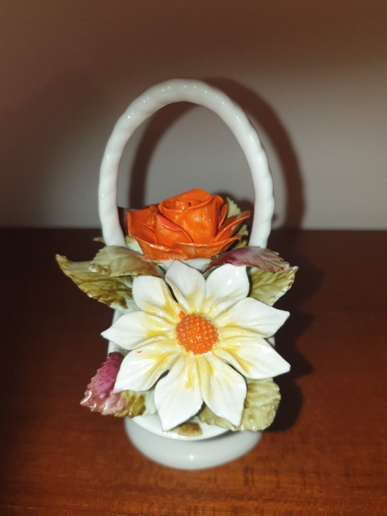 Image 1 of cesto di fiori