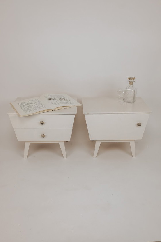 Image 1 of Set van 2 witgeverfde houten nachtkastjes, jaren 60