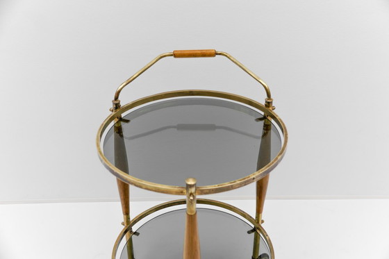 Image 1 of Carrito de servicio Regency de mediados de siglo en vidrio ahumado y madera, década de 1960