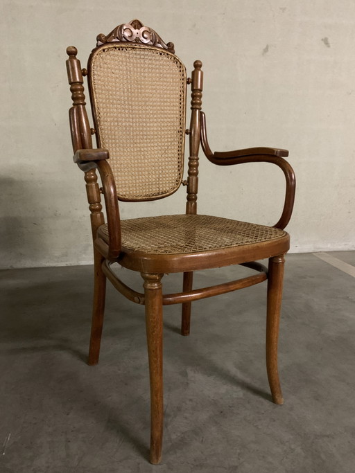 Sessel, Josef Hoffmann für Thonet. 1900. Mit eleganter Holzschnitzerei an der Oberseite der Rückenlehne. – fauteuils, Wood