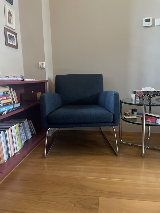 Twee design on stock fauteuils in