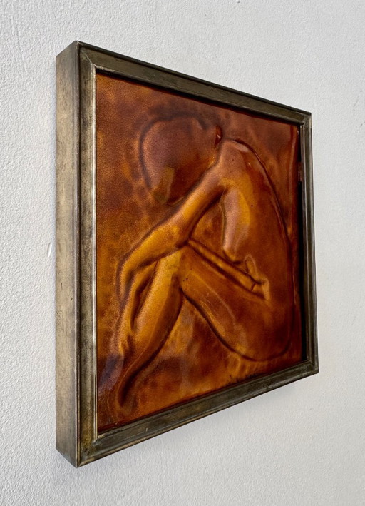 Figura femenina enmarcada con azulejo de cerámica vintage en relieve