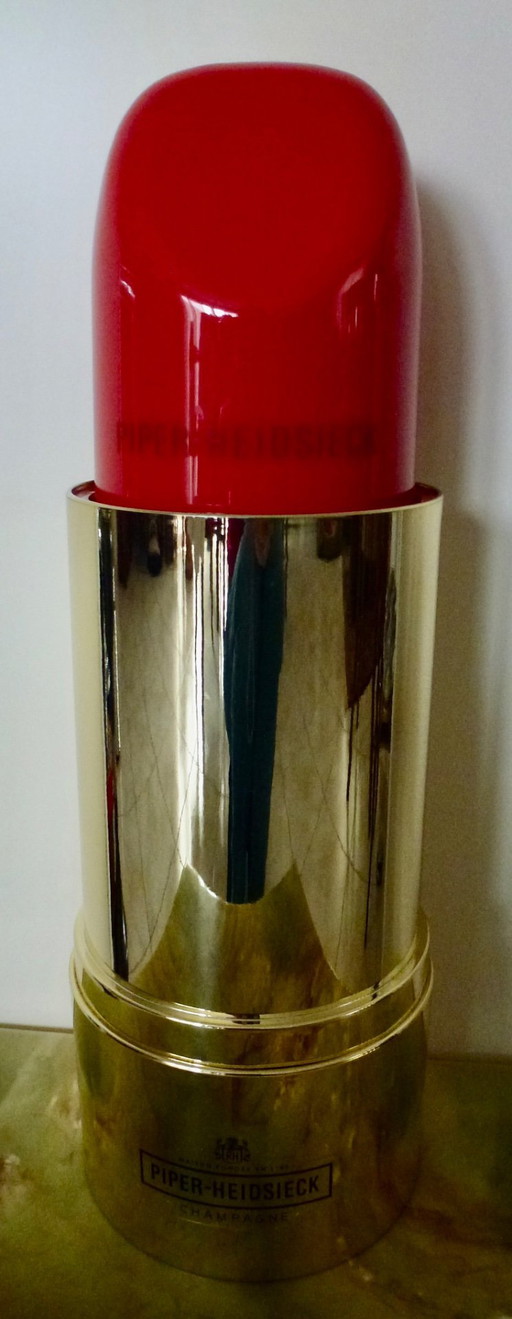 Piper Heidsieck Champagner-Präsentationskoeler „Lipstick“.