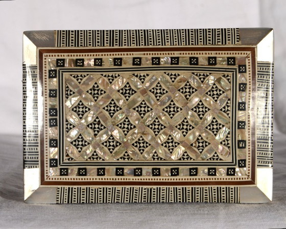 Image 1 of Boîte à bijoux en mosaïque incrustée de nacre du Proche-Orient (Égypte), 14x9cm