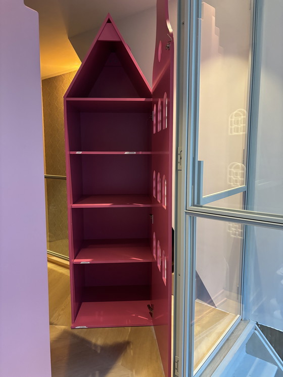 Image 1 of Armoire pour enfants Kastvaneenhuis, horloge rose fuchsia, pignon