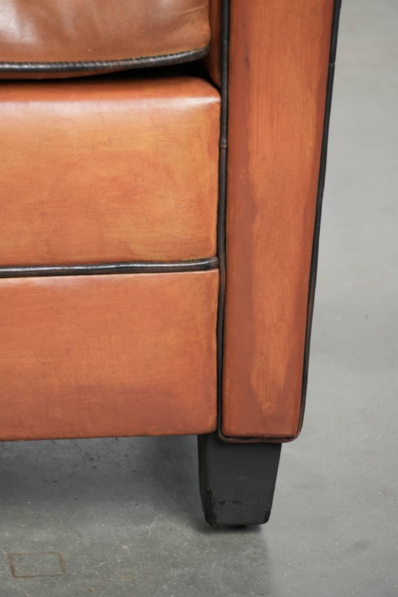 Image 1 of 2 poltrone di design Bart van Bekhoven in pelle di pecora con schienale arrotondato e profili neri.