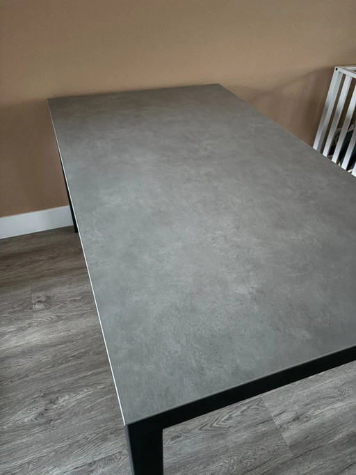 Bert Plantagie – Mesa de comedor ‘Pedro’ (cerámica gris)