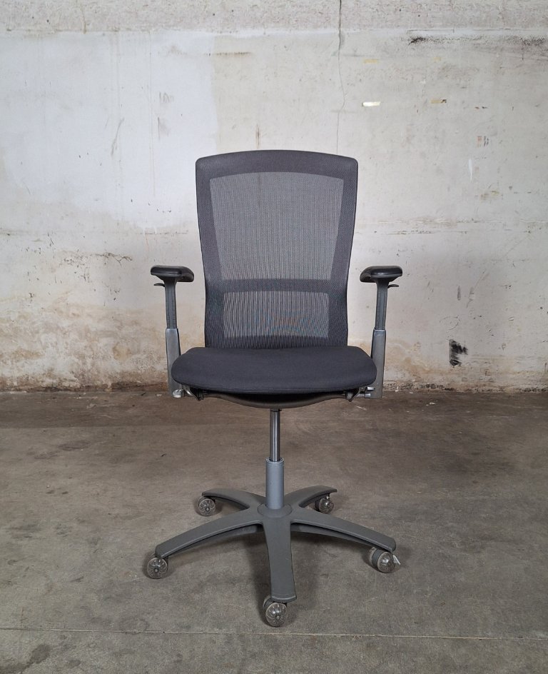 Knoll adjustable ergonomic office chair with mesh back | €520