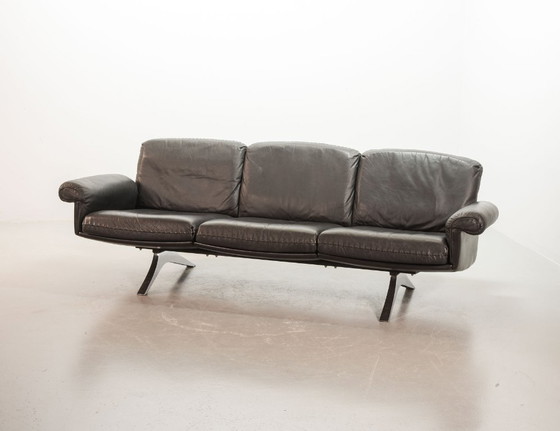 Image 1 of Exquisite De Sede Schwarzes Lederband genäht Dreisitzer Sofa DS31. Schweiz, 1960er Jahre.