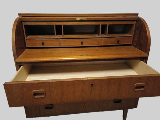 Image 1 of Vintage secretaire met roldeur en uitschuifbaar werkblad ontworpen door Deense ontwerper