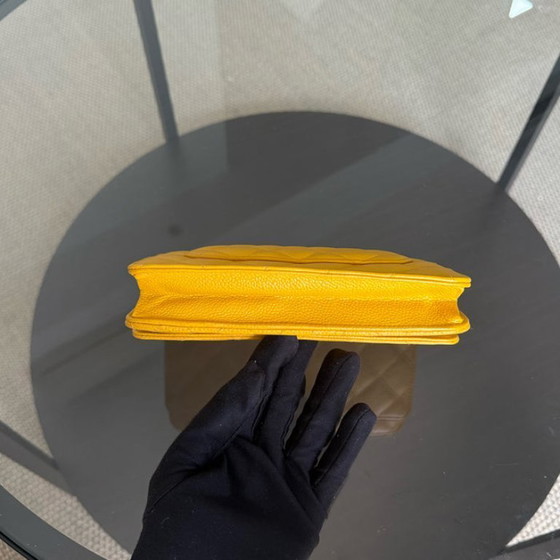 Image 1 of Portafoglio Chanel con catena WOC - Serie 25 in pelle trapuntata color giallo caviale