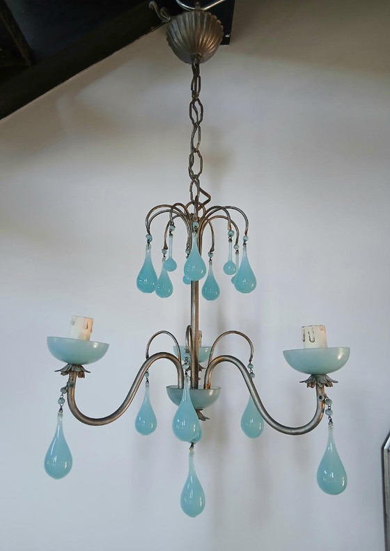 Image 1 of Magnifico lampadario in cristallo opalino di Murano, blu, a tre luci, circa 1950.