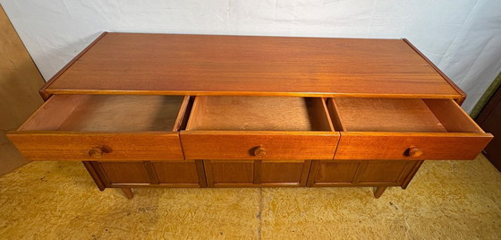 Image 1 of Een zeer gewild teakhouten dressoir in mid-century modern stijl van Nathan, circa 1960-1970.