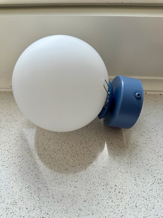 Image 1 of Paire de luminaires neufs pour plafond/applique murale, globe en opale bleu poussiéreux