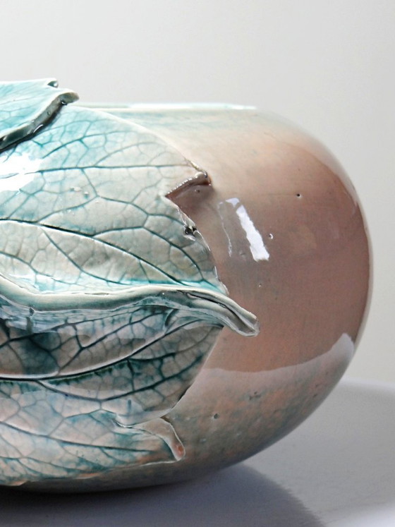Image 1 of Vaso rotondo con decorazione floreale in rilievo, in ceramica artigianale, firmato Dina vintage.