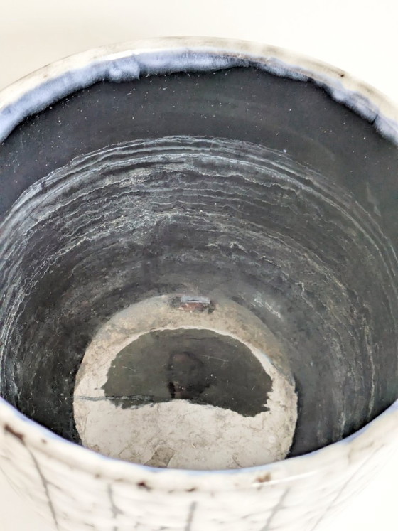 Image 1 of Maceta antigua de mayólica húngara, esmalte blanqueado, diseños de esgrafiado, cerámica de mediados de siglo.