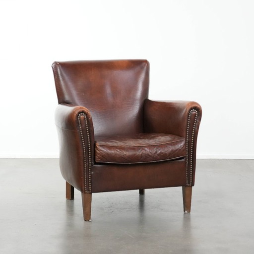 Fauteuil vintage élégant et plein de caractère, en peau de mouton