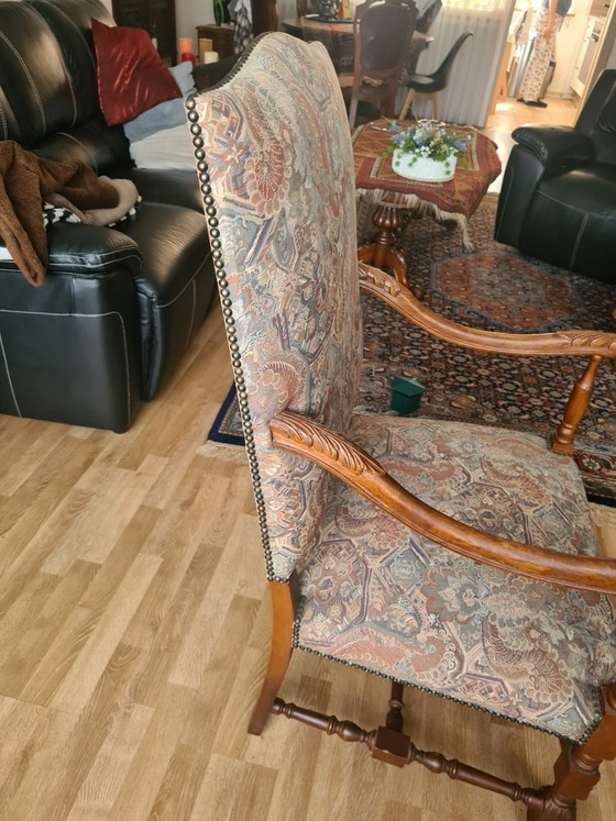 Image 1 of Sillón antiguo de madera noble con tapicería de tapiz.