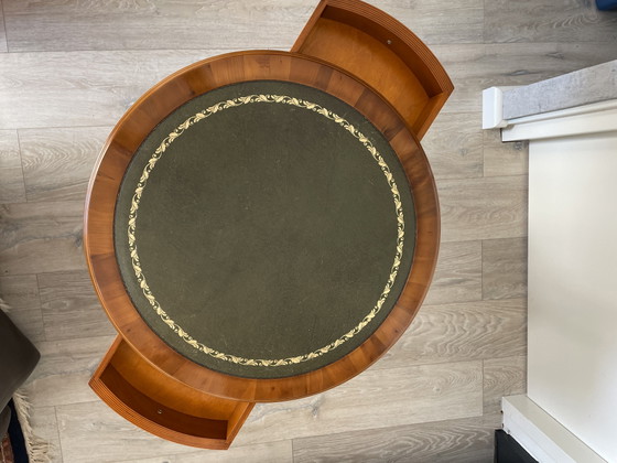 Image 1 of Klassieke Engelse drumtafel (of drum table) van de Nederlandse meubelfabrikant Heldense Exclusief