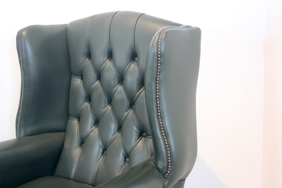 Sillón Chesterfield Wingback con reposapiés de cuero verde, Sillones, Madera (foto 7 de 8)