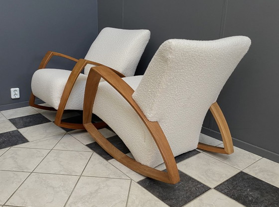 Image 1 of Deux grands fauteuils à bascule très confortables, retapissés en bouclette blanche.