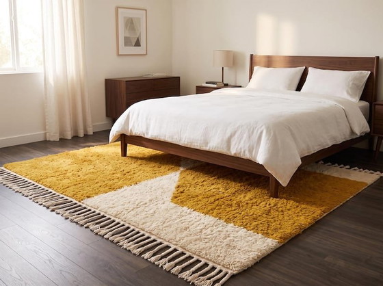 Alfombra tejida a mano de pura lana, blanca y mostaza, 1,5/2,5 m – Ahrend, Wool (photo 6 of 7)