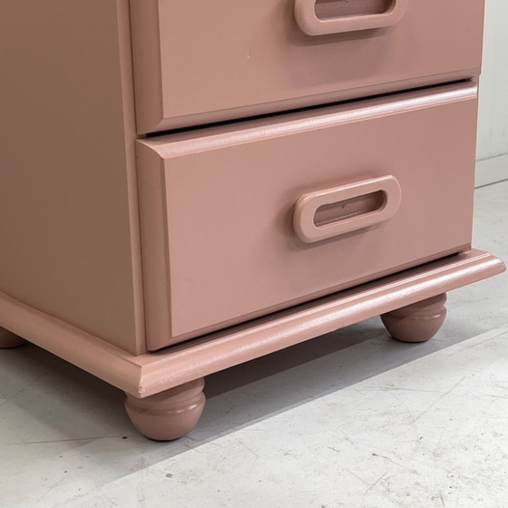 Image 1 of Relooker une commode vintage rose saumon et une table de chevet en bois