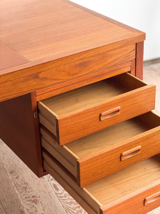 Image 1 of Scrivania direzionale in teak di metà secolo con intarsi in pelle