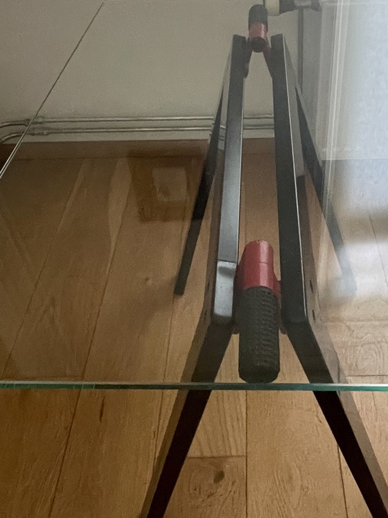 Gaetana Design Bureautafel Met Transparant Glazen Blad Zwart Metalen Poten met rood accent – Zanotta (photo 5 of 13)