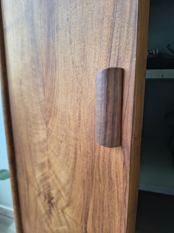 Image 1 of Armoire à linge/placard de rangement vintage années 1950/60 | Bois de noyer