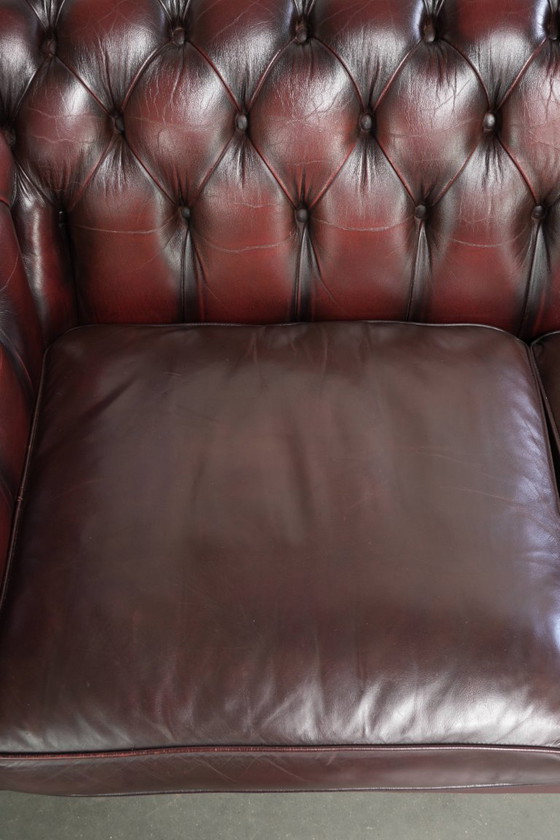 Sofá Chesterfield 2.5 plazas de cuero de buey rojo atemporal con una hermosa pátina – Sofás de 2 plazas (photo 6 of 13)