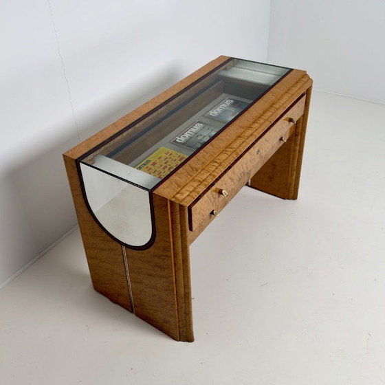 Image 1 of objet de collection représentant un présentoir de magasin Gucci