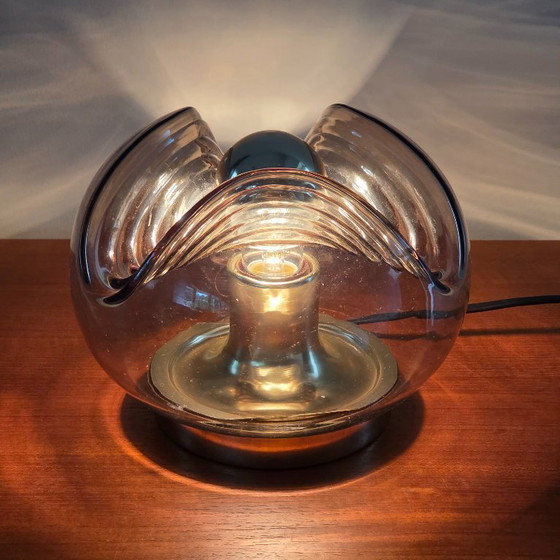 Image 1 of Vintage Space Age tafellamp – Peill & Putzler “Wave” / “Futura” – 1970s Duitsland – Rookglas en Metaal – Ø 22 cm. Space Age