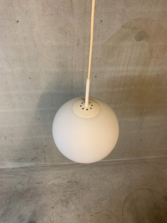 Image 1 of Lampada a sfera bianca grande, Glashutte Limburg. Diametro 35 cm.