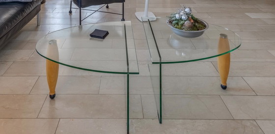 Image 1 of Jaren ’90 Italiaanse mid century salontafel set – 2x glas + massief licht notenhouten poot