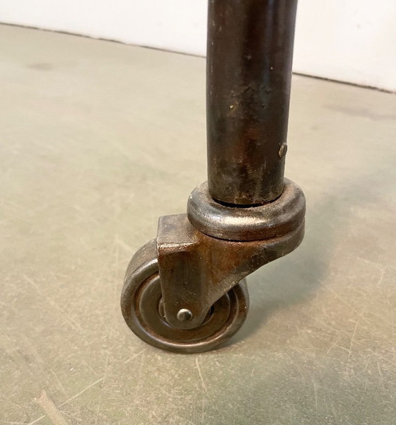 Image 1 of Table industrielle sur roulettes, années 1960