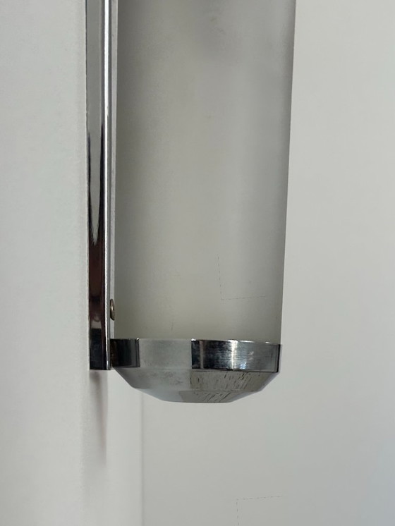 Image 1 of Vintage buisvormige Art Deco wandlamp, verchroomd metaal en gezandstraald glas, Frankrijk, 1930