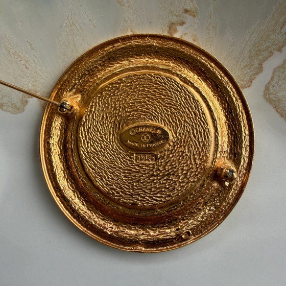 Spilla Chanel vintage Rue Cambon placcata oro – Oggetti decorativi (photo 2 of 7)