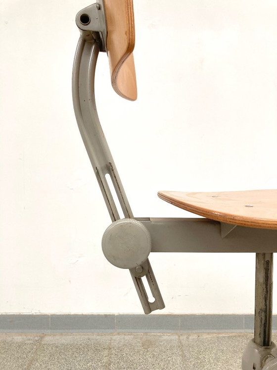 Image 1 of Mesa de dibujo «Reply» de Friso Kramer/Wim Rietveld con silla de arquitecto.