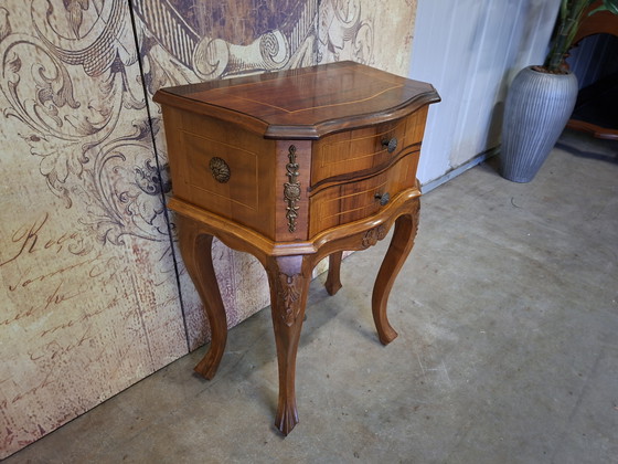 Image 1 of Table de chevet classique, commode, tables d'appoint, dimensions 44x27cm et 59cm de hauteur.