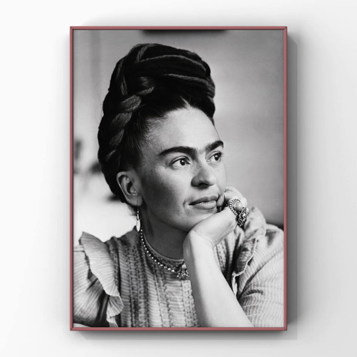 1x serene Frida Kahlo foto door Nickolas Muray zwart wit