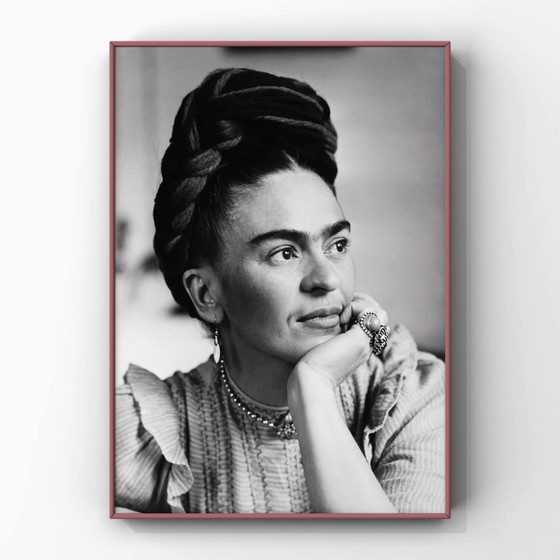 Image 1 of 1x serene Frida Kahlo foto door Nickolas Muray zwart wit
