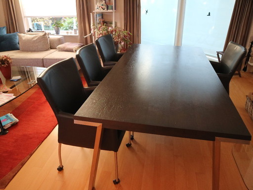 Dutch Design Tisch Seven von Plantagie mit 4 Schalensitzen.