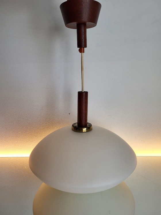 Image 1 of Lampada a sospensione vintage in vetro opalino, stile scandinavo, teak, anni '60