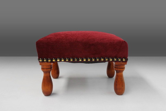 Image 1 of Vintage Art Deco Kruk in rood fluweel met houten poten, jaren 1930