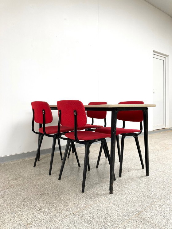 Image 1 of 4 sedie da pranzo Friso Kramer 'Revolt' dal design vintage + tavolo